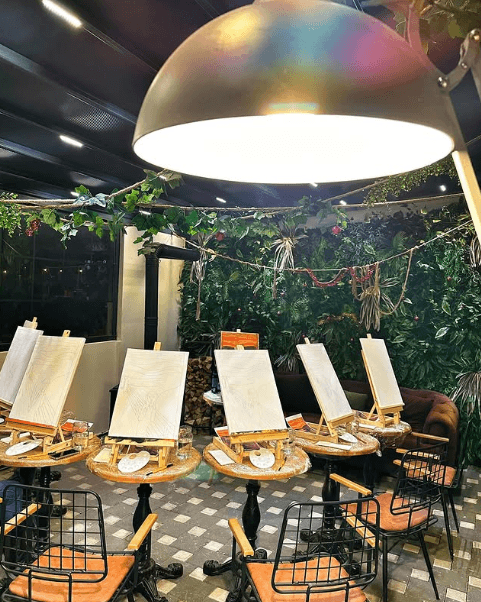 Ozi Sanat resim sınıfında şövale düzeni